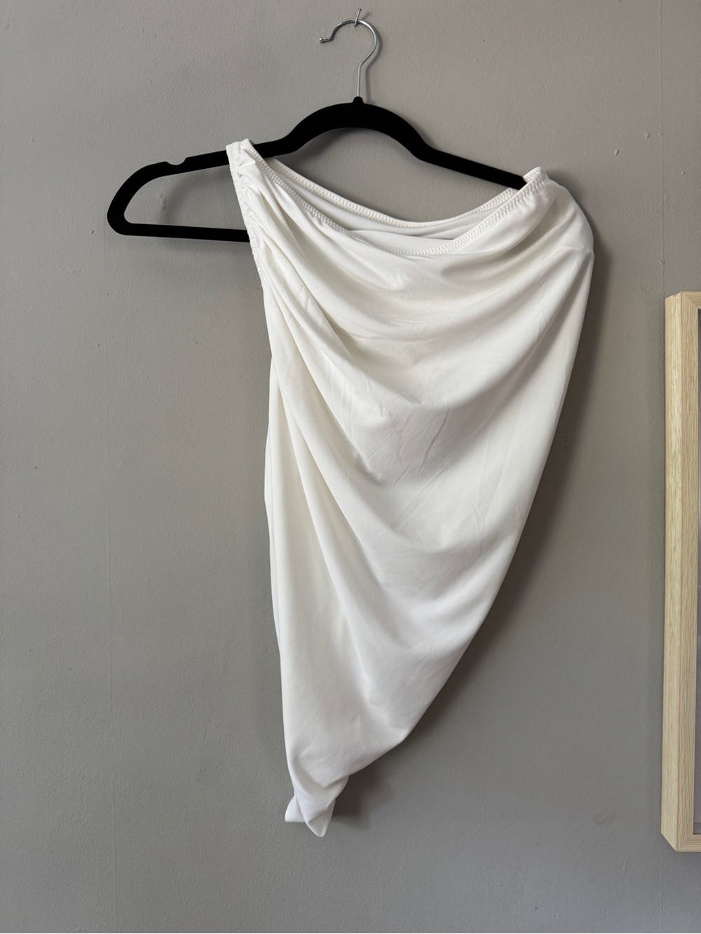 Norma Kamali One-Shoulder Ruched Top in White - Picture 2 of 3